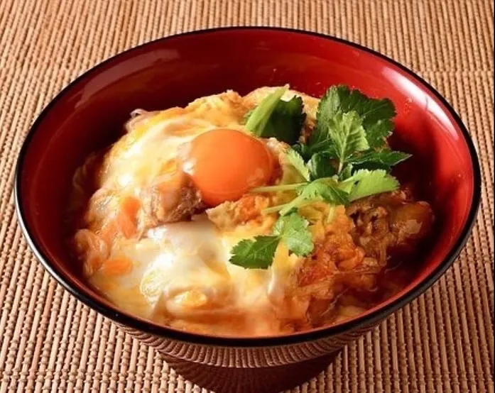 炭火でじっくり焼き上げた鶏肉。